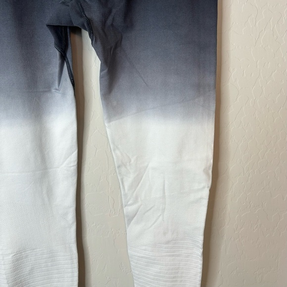 ZYIA Black and White Ombre Performance Hi-Rise 7/8th Size L - Picture 4 of 7